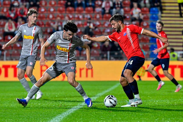 From left: Nicolas Oliveira (Regensburg), 25; Moritz Mueller (Unterhaching), 24; in a one-on-one battle, duel, tackle, dynamic play, action, October 6, 2026, Unterhaching, Germany, soccer, BFV Association Cup, quarterfinals, SpVgg Unterhaching vs. SSV Jahn Regensburg xslx