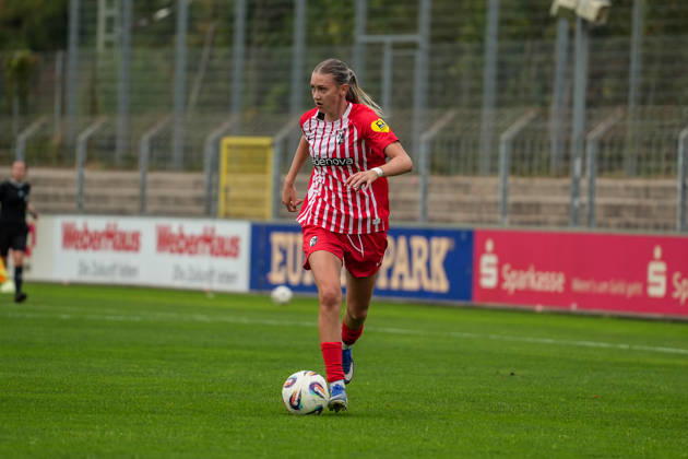 Germany, Freiburg, Women s Regional League South 2026-27: SC Freiburg U20 vs. SC Dortelweil, Weena Simmen (SC Freiburg), 17 Copyright: xMirjamxGeigerx