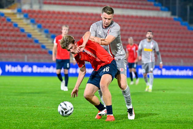 From left: Marinus Spann (Unterhaching), 46; Erik Majetschak (Regensburg), 13; in a one-on-one battle, duel, tackle, dynamic play, action, October 6, 2026, Unterhaching, Germany, soccer, BFV Association Cup, quarterfinals, SpVgg Unterhaching vs. SSV Jahn Regensburg xslx