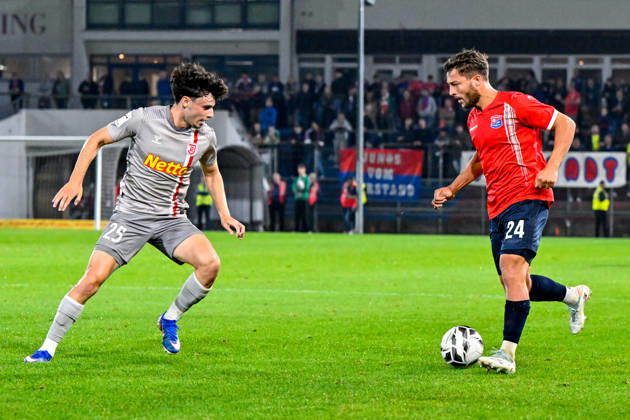 From left: Nicolas Oliveira (Regensburg), 25; Moritz Mueller (Unterhaching), 24; in a one-on-one battle, duel, tackle, dynamic play, action, October 6, 2026, Unterhaching, Germany, soccer, BFV Association Cup, quarterfinals, SpVgg Unterhaching vs. SSV Jahn Regensburg xslx