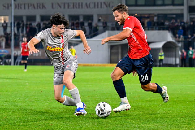 From left: Nicolas Oliveira (Regensburg), 25; Moritz Mueller (Unterhaching), 24; in a one-on-one battle, duel, tackle, dynamic play, action, October 6, 2026, Unterhaching, Germany, soccer, BFV Association Cup, quarterfinals, SpVgg Unterhaching vs. SSV Jahn Regensburg xslx