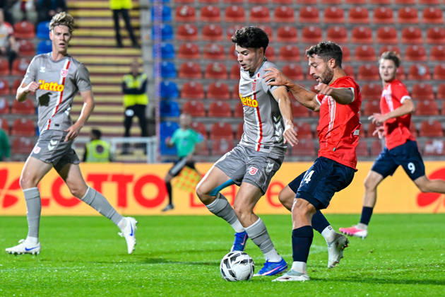 From left: Nicolas Oliveira (Regensburg), 25; Moritz Mueller (Unterhaching), 24; in a one-on-one battle, duel, tackle, dynamic play, action, October 6, 2026, Unterhaching, Germany, soccer, BFV Association Cup, quarterfinals, SpVgg Unterhaching vs. SSV Jahn Regensburg xslx