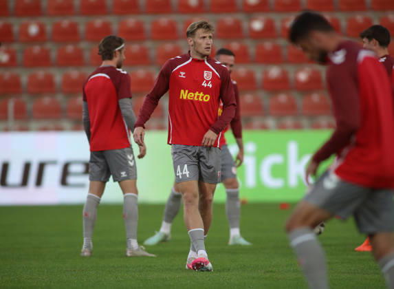 Soccer, Men s, Toto Cup, Quarterfinals, 2026–2027 Season, SpVgg Unterhaching vs. SSV Jahn Regensburg, Sportpark Unterhaching, Malte Karbstein, SSV Jahn Regensburg warming up