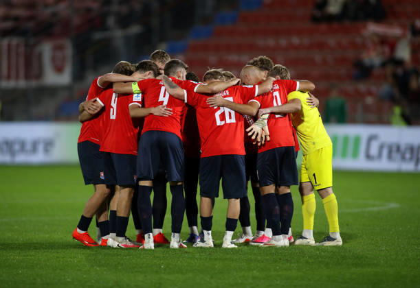 Soccer, Men s, Toto Cup, Quarterfinals, 2026–2027 Season, SpVgg Unterhaching vs. SSV Jahn Regensburg, Sportpark Unterhaching The SpVgg Unterhaching team standing in a circle, hugging each other before kickoff