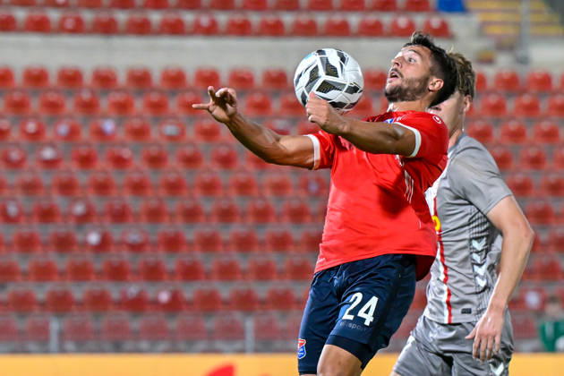From left: Moritz Mueller (Unterhaching), 24; Leopold Wurm (Regensburg), 37; in a one-on-one battle, duel, tackle, dynamic play, action, October 6, 2026, Unterhaching, Germany, soccer, BFV Association Cup, quarterfinals, SpVgg Unterhaching vs. SSV Jahn Regensburg xslx