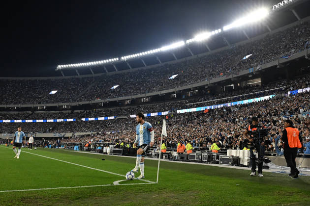 Lionel Messi farewell match BUENOS AIRES, ARGENTINA - OCTOBER 6: Lionel Messi of Argentina controls the ball during his farewell match with the national team, Nationalteam at the International Friendly, Länderspiel, Nationalmannschaft match between Argentina Vs Benin at Monumental Stadium on October 6, 2026 in Buenos Aires, Argentina. Buenos Aires Estadio Monumental Antonio Liberti Buenos Aires Argentina Copyright: xIMAGOx xPhotoCero5x xLucianoxBisbalx