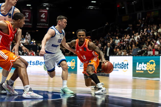 October 7, 2026, GER, BKT Eurocup, Basketball, Chemnitz, Niners Chemnitz vs. Neptunas Klaipeda, Cobe Williams (Niners Chemnitz), 24; Elvar Fridriksson (Neptunas Klaipeda), 10; Chemnitz Messe, Chemnitz, Saxony, Germany