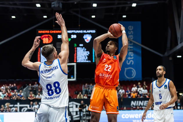 October 7, 2026, GER, BKT Eurocup, Basketball, Chemnitz, Niners Chemnitz vs. Neptunas Klaipeda, Nighael Ceaser (Niners Chemnitz), 22, Lukas Kreismontas (Neptunas Klaipeda), 88, Chemnitz Messe, Chemnitz, Saxony, Germany