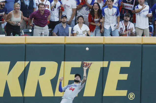 Los Angeles Dodgers center fielder Andy Pages (44) catches a long fly from Atlanta Braves Matt Olson (28) in the third inning in an MLB, Baseball Herren, USA National League Division Series playoff game at Truist Park in Atlanta, Georgia, on Wednesday, October 7, 2026.  ATL20261007707 MIKExZARRILLI