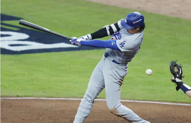 Los Angeles Dodgers two-way player Shohei Ohtani (17) strikes out on a foul tip against the Atlanta Braves in the fourth inning in an MLB, Baseball Herren, USA National League Division Series playoff game at Truist Park in Atlanta, Georgia, on Wednesday, October 7, 2026.  ATL20261007708 MIKExZARRILLI