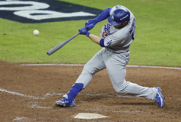 Los Angeles Dodgers Max Muncy (13) hits a solo home run in the ninth inning against the Atlanta Braves in an MLB, Baseball Herren, USA National League Division Series playoff game at Truist Park in Atlanta, Georgia, on Wednesday, October 7, 2026. The Dodgers defeated the Braves 4-1 to win the series 3 games to 1 and advance to the Championship round.  ATL20261007725 MIKExZARRILLI