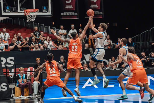 Game Day 2 of the Basketball Eurocup: Niners Chemnitz vs. Klaipedos Neptunas, October 7, 2026, starting at 7:00 p.m., Chemnitz, Chemnitz Arena. Pictured: No. 24 Cobe Williams, 22 Nighaeal Ceaser, 25 Ben Burnham. Matchday 2 of the Basketball Eurocup: Niners Chemnitz vs. Klaipedos Neptunas. Chemnitz, Saxony, Germany Copyright: xEHLxMedia MichelxKöhlerx 20262709-Niners-Chemnitz-Klaipeda-Neptunas-082