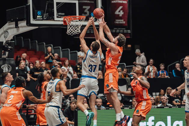 Game Day 2 of the Basketball Eurocup: Niners Chemnitz vs. Klaipedos Neptunas, October 7, 2026, starting at 7:00 p.m., Chemnitz, Chemnitz Arena. Pictured: No. 37 Einaras Tubutis, 25 Ben Burnham, Matchday 2 of the Basketball Eurocup: Niners Chemnitz vs. Klaipedos Neptunas, Chemnitz, Saxony, Germany Copyright: xEHLxMedia MichelxKöhlerx 20262709-Niners-Chemnitz-Klaipeda-Neptunas-086