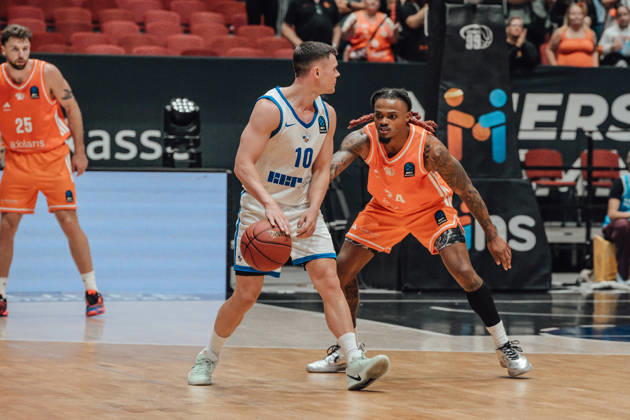 Game Day 2 of the Basketball Eurocup: Niners Chemnitz vs. Klaipedos Neptunas, October 7, 2026, starting at 7:00 p.m., Chemnitz, Chemnitz Arena. Pictured: 10 Elvar Fridkriksson, 24 Cobe Williams. Matchday 2 of the Basketball Eurocup: Niners Chemnitz vs. Klaipedos Neptunas. Chemnitz, Saxony, Germany Copyright: xEHLxMedia MichelxKöhlerx 20262709-Niners-Chemnitz-Klaipeda-Neptunas-087