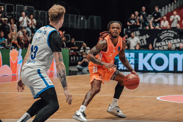 Game Day 2 of the Basketball Eurocup: Niners Chemnitz vs. Klaipedos Neptunas, October 7, 2026, starting at 7:00 p.m., Chemnitz, Chemnitz Arena. Pictured: No. 24 Cobe Williams, No. 13 Kristupas Zemaitis. Matchday 2 of the Basketball Eurocup: Niners Chemnitz vs. Klaipedos Neptunas. Chemnitz, Saxony, Germany Copyright: xEHLxMedia MichelxKöhlerx 20262709-Niners-Chemnitz-Klaipeda-Neptunas-072