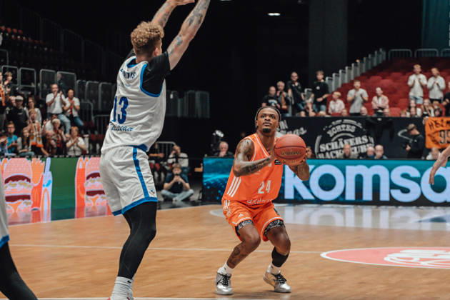 Game Day 2 of the Basketball Eurocup: Niners Chemnitz vs. Klaipedos Neptunas, October 7, 2026, starting at 7:00 p.m., Chemnitz, Chemnitz Arena. Pictured: No. 13 Kristupas Zemaitis, 24 Cobe Williams, Matchday 2 of the Basketball Eurocup: Niners Chemnitz vs. Klaipedos Neptunas, Chemnitz, Saxony, Germany Copyright: xEHLxMedia MichelxKöhlerx 20262709-Niners-Chemnitz-Klaipeda-Neptunas-073