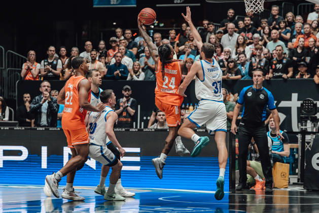 Game Day 2 of the Basketball Eurocup: Niners Chemnitz vs. Klaipedos Neptunas, October 7, 2026, starting at 7:00 p.m., Chemnitz, Chemnitz Arena. Pictured: No. 24 Cobe Williams, 37 Einaras Tubutis, Matchday 2 of the Basketball Eurocup: Niners Chemnitz vs. Klaipedos Neptunas, Chemnitz, Saxony, Germany Copyright: xEHLxMedia MichelxKöhlerx 20262709-Niners-Chemnitz-Klaipeda-Neptunas-090