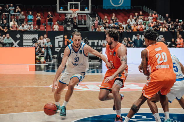 Game Day 2 of the Basketball Eurocup: Niners Chemnitz vs. Klaipedos Neptunas, October 7, 2026, starting at 7:00 p.m., Chemnitz, Chemnitz Arena. Pictured: 37 Einaras Tubutis, 25 Ben Burnham, 20 Urald King. Matchday 2 of the Basketball Eurocup: Niners Chemnitz vs. Klaipedos Neptunas. Chemnitz, Saxony, Germany Copyright: xEHLxMedia MichelxKöhlerx 20262709-Niners-Chemnitz-Klaipeda-Neptunas-095