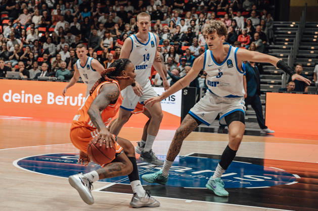 Game Day 2 of the Basketball Eurocup: Niners Chemnitz vs. Klaipedos Neptunas, October 7, 2026, starting at 7:00 p.m., Chemnitz, Chemnitz Arena. Pictured: No. 25 Ben Burnham, No. 14 Martynas Echodas, 08 Mindaugas Girdziunas. Matchday 2 of the Basketball Eurocup: Niners Chemnitz vs. Klaipedos Neptunas. Chemnitz, Saxony, Germany Copyright: xEHLxMedia MichelxKöhlerx 20262709-Niners-Chemnitz-Klaipeda-Neptunas-103