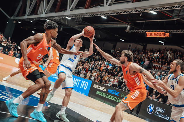 Game Day 2 of the Basketball Eurocup: Niners Chemnitz vs. Klaipedos Neptunas, October 7, 2026, starting at 7:00 p.m., Chemnitz, Chemnitz Arena. Pictured: 20 Urald King, 10 Elvar Fridkriksson, 25 Ben Burnham. Matchday 2 of the Basketball Eurocup: Niners Chemnitz vs. Klaipedos Neptunas. Chemnitz, Saxony, Germany Copyright: xEHLxMedia MichelxKöhlerx 20262709-Niners-Chemnitz-Klaipeda-Neptunas-111
