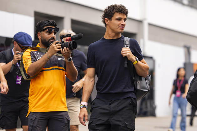 F1 - SINGAPORE GRAND PRIX 2026 NORRIS Lando (gbr), McLaren F1 Team MCL40, portrait during the 2026 Formula 1 Singapore Grand Prix, 17th round of the 2026 Formula One World Championship, WM, Weltmeisterschaft from October 9 to 11, 2026 on the Marina Bay Street Circuit, in Singapore, Singapore - SingaporeSingapore  Copyright: xJulienxDelfossex