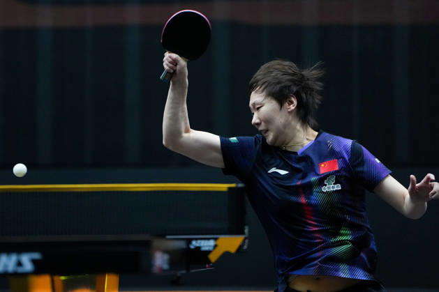 (261008) -- BEIJING, Oct. 8, 2026 -- Wang Manyu of China hits a return during the women s singles round of 16 match between Wang Manyu of China and Shi Xunyao of China at 2026 World Table tennis, Tischtennis (WTT) China Smash in Beijing, China, Oct. 8, 2026. ) (SP)CHINA-BEIJING-TABLE TENNIS-WTT-CHINA SMASH-WOMEN S SINGLES (CN) JuxHuanzong
