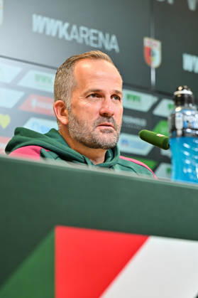 FC Augsburg Press Conference, October 8, 2026, AUGSBURG, GERMANY. Pictured: Manuel BAUM, FC Augsburg coach, at the press conference ahead of the Bundesliga match against FC Bayern. Copyright: xBEAUTIFULxSPORTS Goldbergx