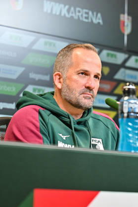 FC Augsburg Press Conference, October 8, 2026, AUGSBURG, GERMANY. Pictured: Manuel BAUM, FC Augsburg coach, at the press conference ahead of the Bundesliga match against FC Bayern. Copyright: xBEAUTIFULxSPORTS Goldbergx