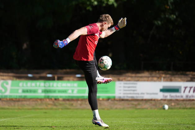 German Soccer, Training Session, 3rd Division, 2026–2027 Season, NVB Campus B, Hänsch Arena Field, SV Meppen, Thursday, October 8, 2026, Morning Training: Julius Pünt of SV Meppen, age 44, juggles the ball Copyright: xLennxLübbersx