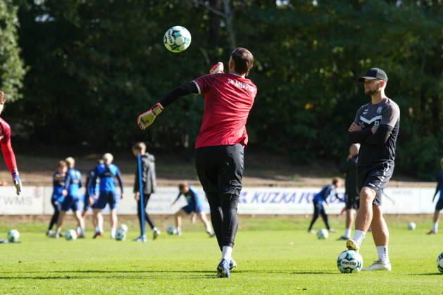 German soccer, practice session, 3rd Division, 2026–2027 season, NVB Campus B, Hänsch Arena, SV Meppen, Thursday, October 8, 2026, morning practice: Noah Oberbeck (SV Meppen) punches the ball Copyright: xLennxLübbersx