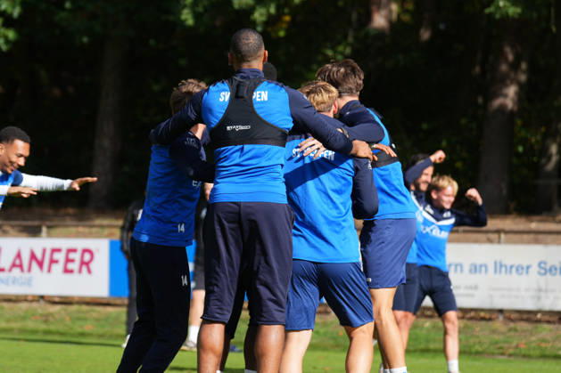 German Soccer, Training Session, 3rd Division, 2026–2027 Season, NVB Campus B, Hänsch Arena, SV Meppen, Thursday, October 8, 2026, Morning training: Nikell Touglo (SV Meppen, 20), Luis Sprekelmeyer (SV Meppen, 19), Florian Bähr (SV Meppen, 39), and Cyrill Akono (SV Meppen, 9) are having fun at the rodeo Copyright: xLennxLübbersx