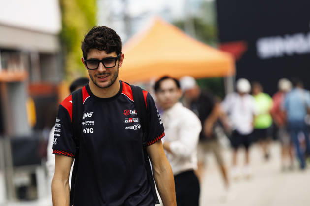 RECORD DATE NOT STATED 8th October 2026; Marina Bay, Singapore; Formula 1, Singapore Grand Prix, Arrival Day; Esteban Ocon (31) of France and TGR Haas F1 Team arriving at the Singapore Grand Prix StephenxBlackberry