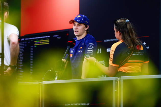 F1 - SINGAPORE GRAND PRIX 2026 PIASTRI Oscar (aus), McLaren F1 Team MCL40, portrait during the 2026 Formula 1 Singapore Grand Prix, 17th round of the 2026 Formula One World Championship, WM, Weltmeisterschaft from October 9 to 11, 2026 on the Marina Bay Street Circuit, in Singapore, Singapore - SingaporeSingapore  Copyright: xDPPIx