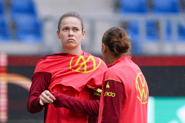 Karlsruhe, Germany, October 8, 2026 German Women s National Soccer Team Final Training Session Friendly Match: Germany vs. Australia Pictured, from left: Goalkeeper Stina Johannes, Germany Copyright: HMBxMedia MadeleinexFantini