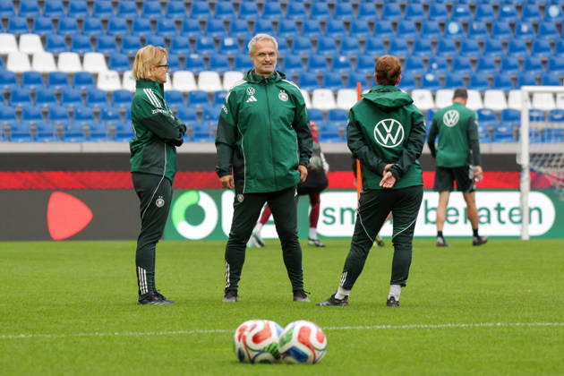 October 8, 2026, xgrfx, DFB Soccer Media Events, German Women s National Team Press Conference and Final Training Session, from left: Saskia Bartusiak, Christian Wück, Maren Meinert, German Women s National Team, Karlsruhe