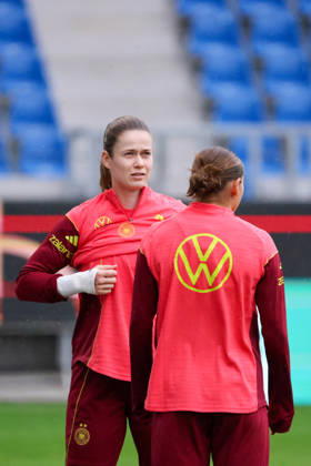 Karlsruhe, Germany, October 8, 2026 German Women s National Soccer Team Final Training Session Friendly Match: Germany vs. Australia Pictured, from left: Goalkeeper Stina Johannes, Germany Copyright: HMBxMedia MadeleinexFantini