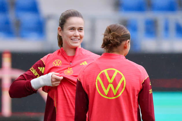 Karlsruhe, Germany, October 8, 2026 German Women s National Soccer Team Final Training Session Friendly Match: Germany vs. Australia Pictured, from left: Goalkeeper Stina Johannes, Germany Copyright: HMBxMedia MadeleinexFantini