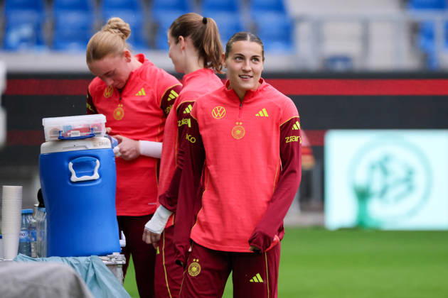 Karlsruhe, Germany, October 8, 2026 German Women s National Soccer Team: Final Training Session for the Friendly Match Between Germany and Australia Pictured, from left: Goalkeeper Laura Dick (Germany), Goalkeeper Stina Johannes (Germany), and Carlotta Wamser (Germany) Copyright: HMBxMedia MadeleinexFantini