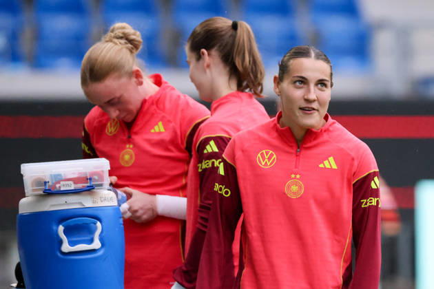 Karlsruhe, Germany, October 8, 2026 German Women s National Soccer Team: Final Training Session for the Friendly Match Between Germany and Australia Pictured, from left: Goalkeeper Laura Dick (Germany), Goalkeeper Stina Johannes (Germany), and Carlotta Wamser (Germany) Copyright: HMBxMedia MadeleinexFantini