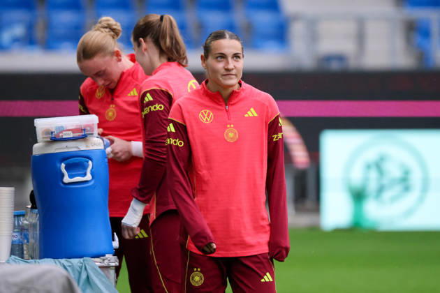 Karlsruhe, Germany, October 8, 2026 German Women s National Soccer Team: Final Training Session for the Friendly Match Between Germany and Australia Pictured, from left: Goalkeeper Laura Dick (Germany), Goalkeeper Stina Johannes (Germany), and Carlotta Wamser (Germany) Copyright: HMBxMedia MadeleinexFantini