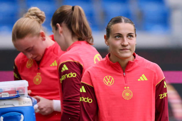 Karlsruhe, Germany, October 8, 2026 German Women s National Soccer Team: Final Training Session for the Friendly Match Between Germany and Australia Pictured, from left: Goalkeeper Laura Dick (Germany), Goalkeeper Stina Johannes (Germany), and Carlotta Wamser (Germany) Copyright: HMBxMedia MadeleinexFantini