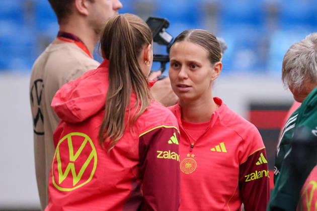 Karlsruhe, Germany, October 8, 2026 German Women s National Soccer Team Final Training Session Friendly Match: Germany vs. Australia Pictured, from left: Klara Bühl, Germany Copyright: HMBxMedia MadeleinexFantini