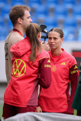 Karlsruhe, Germany, October 8, 2026 German Women s National Soccer Team Final Training Session Friendly Match: Germany vs. Australia Pictured, from left: Klara Bühl, Germany Copyright: HMBxMedia MadeleinexFantini