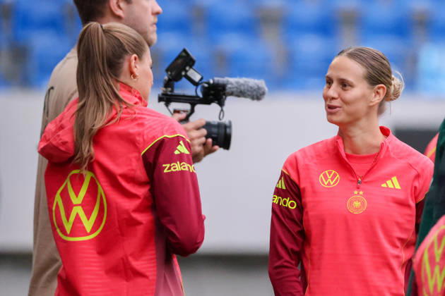 Karlsruhe, Germany, October 8, 2026 German Women s National Soccer Team Final Training Session Friendly Match: Germany vs. Australia Pictured, from left: Klara Bühl, Germany Copyright: HMBxMedia MadeleinexFantini