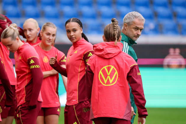 Karlsruhe, Germany, October 8, 2026—German Women s National Soccer Team: Final training session for the friendly match between Germany and Australia. Pictured: Lisa Baum of Germany (center) and national team coach Christian Wück of Germany. Copyright: HMBxMedia MadeleinexFantini