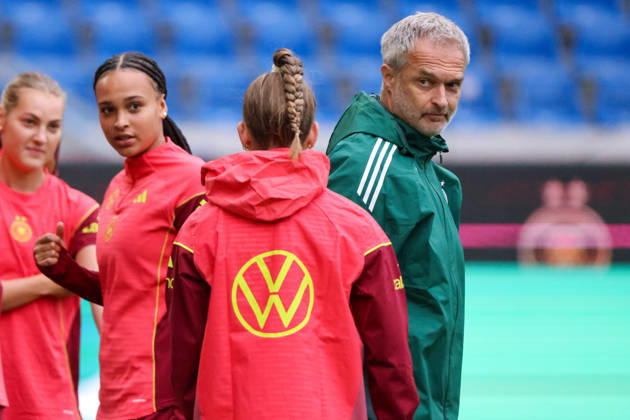 Karlsruhe, Germany, October 8, 2026 German Women s National Soccer Team: Final Training Session for the Friendly Match Between Germany and Australia Pictured, from left: Lisa Baum (Germany) and National Team Coach Christian Wück (Germany) Copyright: HMBxMedia MadeleinexFantini