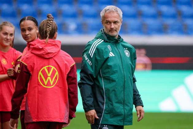 Karlsruhe, Germany, October 8, 2026 German Women s National Soccer Team: Final Training Session for the Friendly Match Between Germany and Australia Pictured, from left: Lisa Baum (Germany) and National Team Coach Christian Wück (Germany) Copyright: HMBxMedia MadeleinexFantini