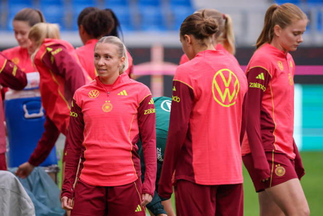 Karlsruhe, Germany, October 8, 2026 German Women s National Soccer Team Final Training Session Friendly Match: Germany vs. Australia Pictured, from left: Elisa Senß Senss, Germany Copyright: HMBxMedia MadeleinexFantini
