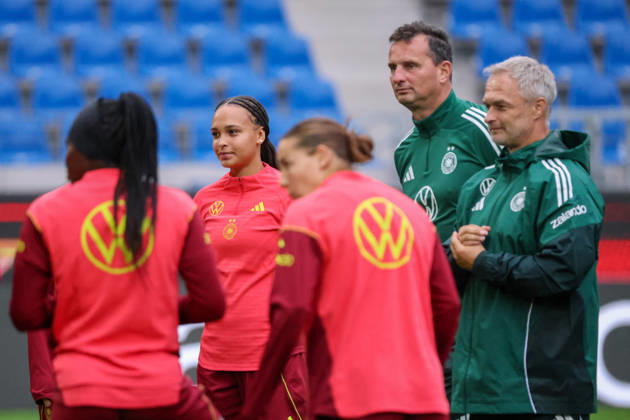 Karlsruhe, Germany, October 8, 2026 German Women s National Soccer Team: Final Training Session for the Friendly Match Between Germany and Australia Pictured, from left: Lisa Baum (Germany), goalkeeper coach Michael Fuchs (Germany), and national team coach Christian Wück (Germany) Copyright: HMBxMedia MadeleinexFantini