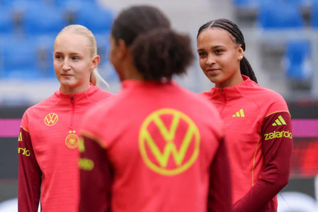 Karlsruhe, Germany, October 8, 2026 German Women s National Soccer Team: Final Training Session for the Friendly Match Between Germany and Australia. Pictured from left: Luzie Zähringer (Zaehringer) of Germany, who was added to the roster, and Lisa Baum of Germany Copyright: HMBxMedia MadeleinexFantini